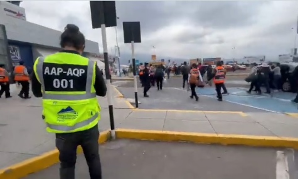 Manifestantes que piden renuncia de la presidenta de Perú se toman aeropuerto de Arequipa