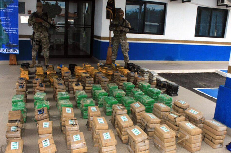 Decomisan 476 bultos de posible droga cerca a Isla Cañas