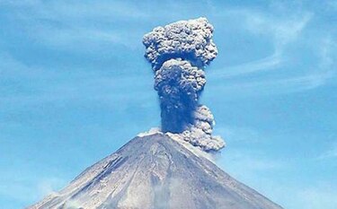Trasladan a 400 personas por la actividad de un volcán en el oeste de México