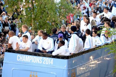 El City celebra con la afición el segundo título en tres años
