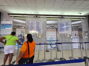 Reparaciones temporales y largas esperas: el calvario por los ascensores del Complejo