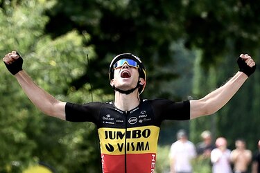 Van Aert gana la etapa 11 del Tour, Pogacar flaquea y Urán y Carapaz se acercan al podio