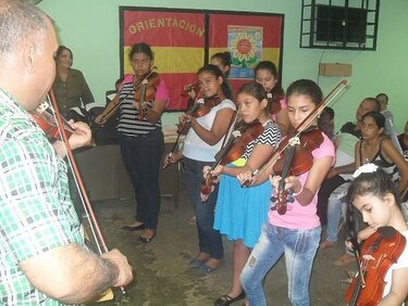 Fundan academia para la enseñanza del violín en Azuero