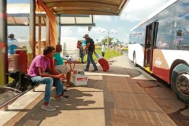 Viajeros caminan 400 metros por un autobús