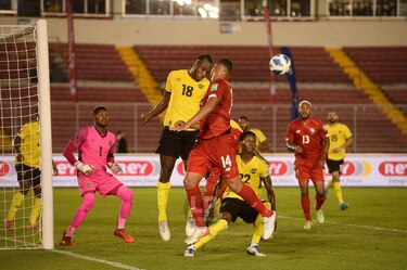 Panamá se repone otra vez de una desventaja y vence a Jamaica 3-2