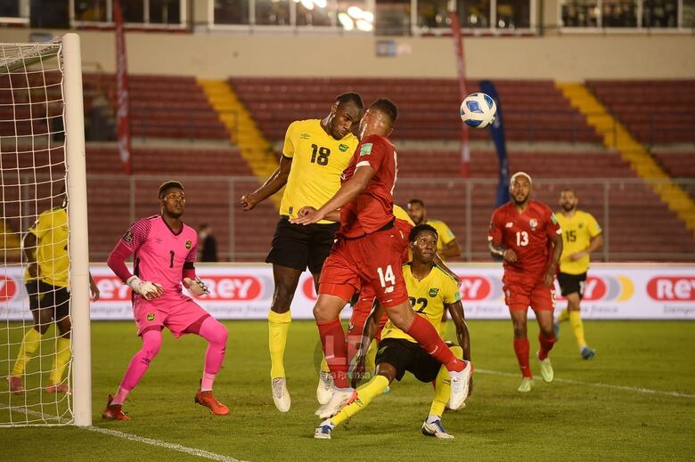 Panamá se repone otra vez de una desventaja y vence a Jamaica 3-2