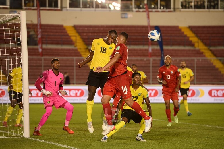 Panamá se repone otra vez de una desventaja y vence a Jamaica 3-2