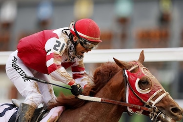 El ejemplar Rich Strike del jinete venezolano Sonny León gana el Derby de Kentucky