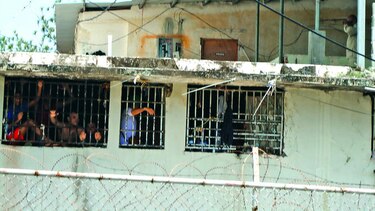 Ordenan adecentar la condición de los reos
