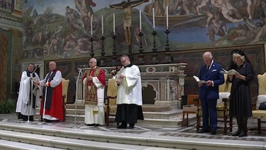 El rey Carlos de Inglaterra se convierte en el primer líder de la Iglesia anglicana en rezar públicamente junto a un Papa en 500 años
