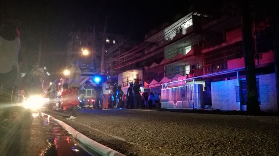 Cuatro personas son rescatadas tras incendio en edificio en Bella Vista