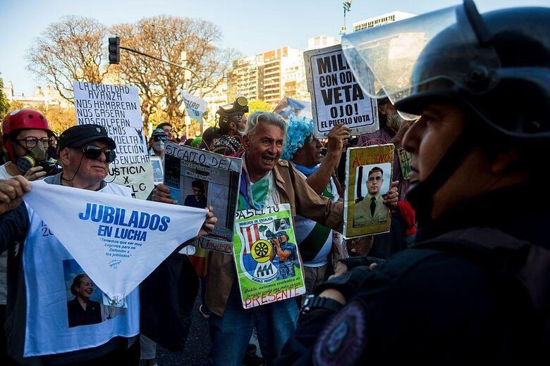 El insólito concierto con el que Milei buscó ‘recuperar la mística’ en medio de los escándalos de corrupción y la crisis económica en Argentina