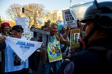 El insólito concierto con el que Milei buscó ‘recuperar la mística’ en medio de los escándalos de corrupción y la crisis económica en Argentina