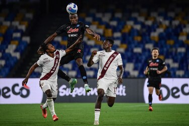 Nápoles sufre para ganar en casa al Torino y mantener pleno de victorias