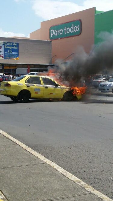 Se incendia taxi en centro comercial de Colón
