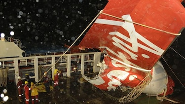 Buzos indonesios localizan caja negra de avión siniestrado de AirAsia