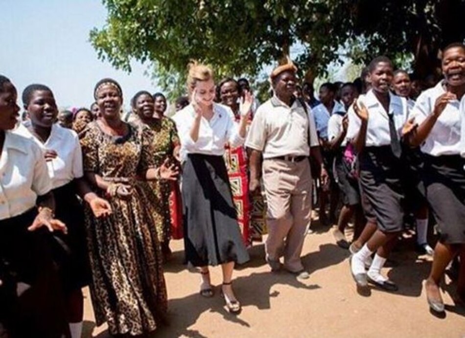 Emma Watson promueve comercio justo usando sandalias hechas en Perú