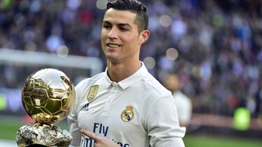 Cristiano Ronaldo ofreció su cuarto Balón de Oro al público del Bernabéu