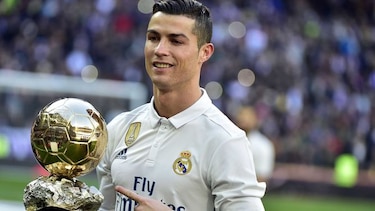 Cristiano Ronaldo ofreció su cuarto Balón de Oro al público del Bernabéu