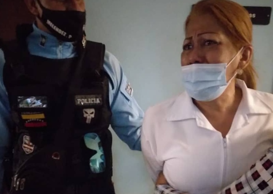 Policía venezolano esposa a enfermera por pedirle usar tapaboca en hospital