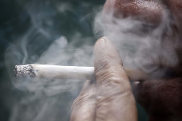 Reino Unido aprueba una ley para prohibir fumar de por vida a los nacidos después del 2008
