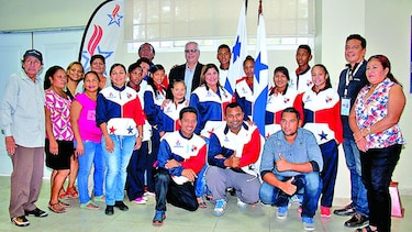 Atletas reciben la bandera nacional