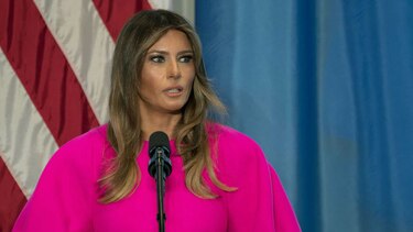 Critican a Melania Trump en redes sociales por vestido fluorescente