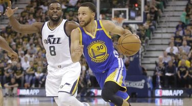 Curry lidera a Warriors en barrida sobre Jazz