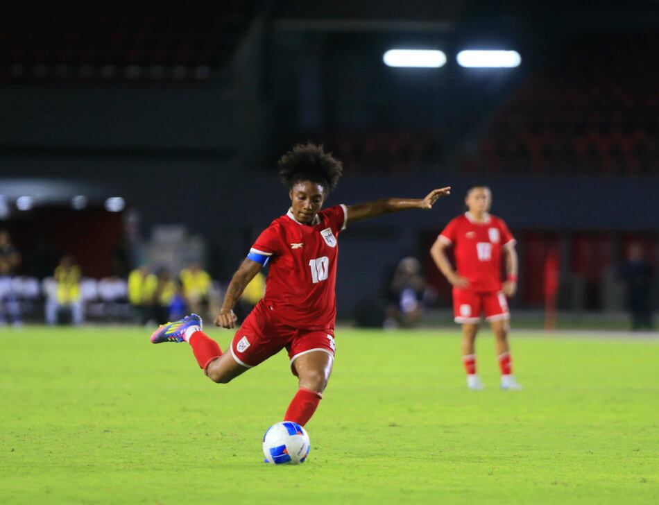 ¡Récord histórico! Marta Cox supera a Amarelis De Mera como la máxima artillera de Panamá