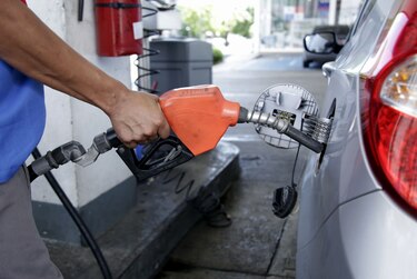 Baja el precio de los combustibles a partir de este viernes