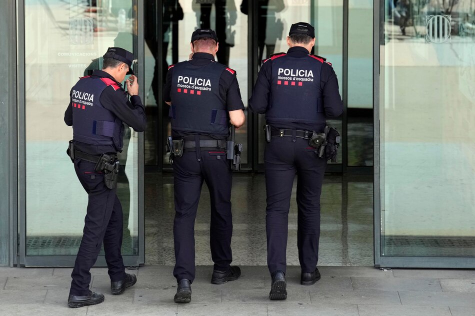 El padre de Neymar niega que vaya a ayudar a Dani Alves con la fianza; el jugador pasará el fin de semana en prisión