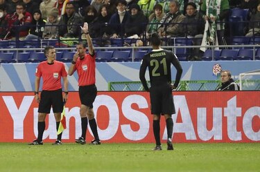 Video: Árbitro pita primer penalti utilizando asistencia de video