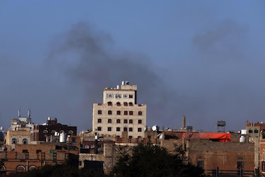 Israel bombardea el principal aeropuerto de Yemen donde se encontraba el director de la OMS 