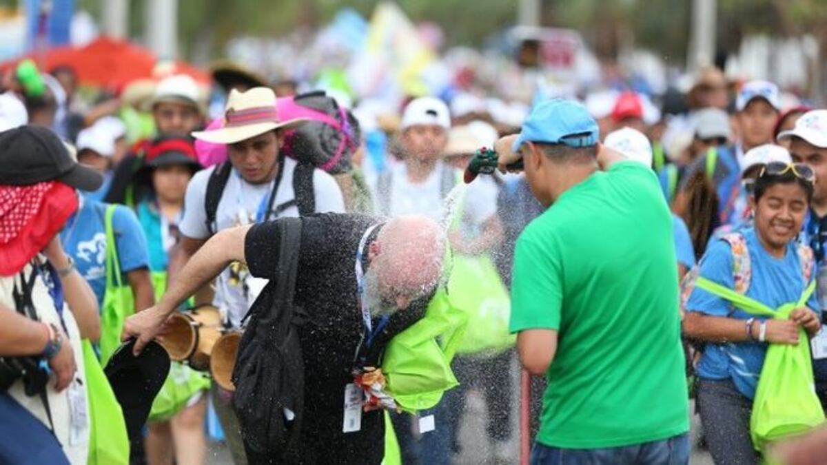 Miles de personas ya han empezado a desplazarse este sábado al Campo San Juan Pablo II, en Metro Park, correg