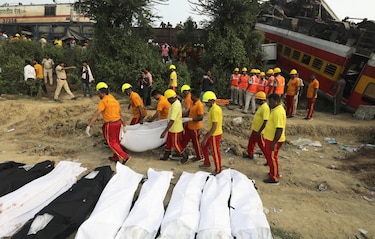 El peor accidente de tren del siglo XXI en la India deja 288 muertos y 900 heridos