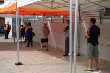 España cierra discotecas y multiplica medidas contra rebrote de coronavirus