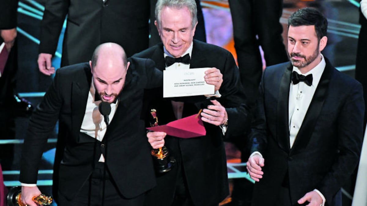 Momento en el que se retractan y conceden el premio a la verdadera ganadora del premio a mejor película.