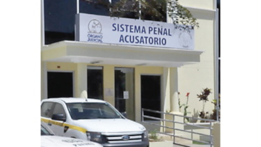 Educador seguirá detenido por caso de pornografía infantil