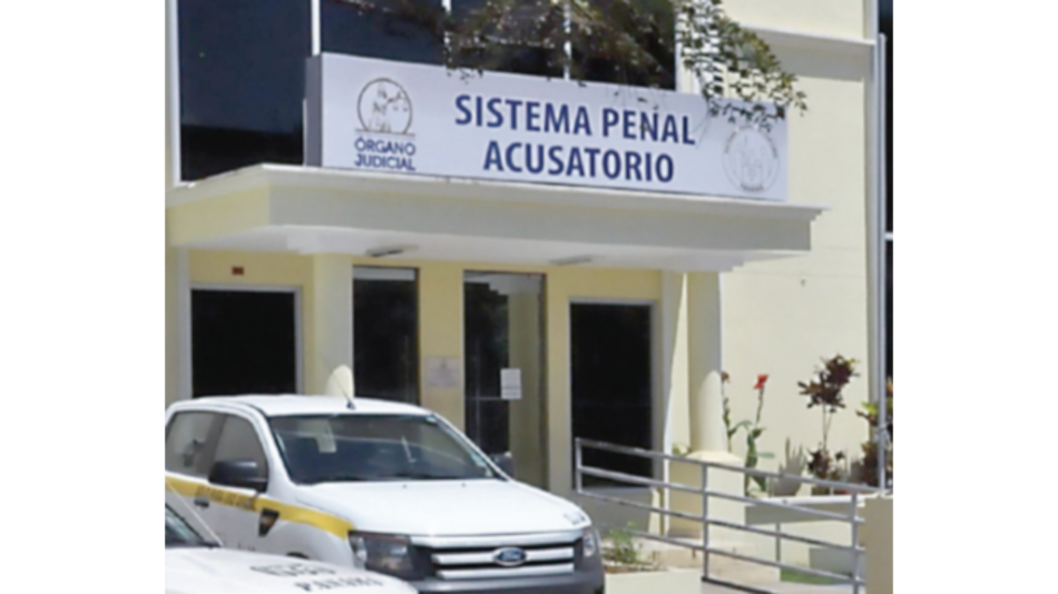 Educador seguirá detenido por caso de pornografía infantil