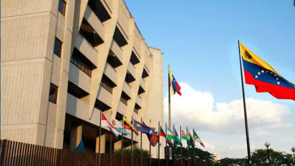 Máxima corte venezolana asume funciones del Parlamento mientras esté en 'desacato'