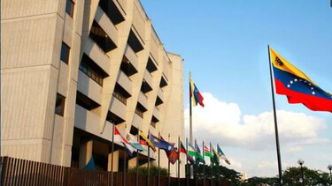 Máxima corte venezolana asume funciones del Parlamento mientras esté en 'desacato'