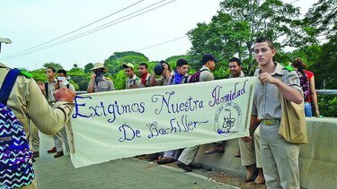 Bachilleres cuestionan al Meduca por idoneidades