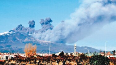 Erupción del Etna provoca sismos y columnas de cenizas