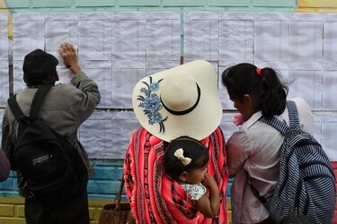 Las mesas electorales comienzan a cerrar tras ocho horas de votación en Bolivia