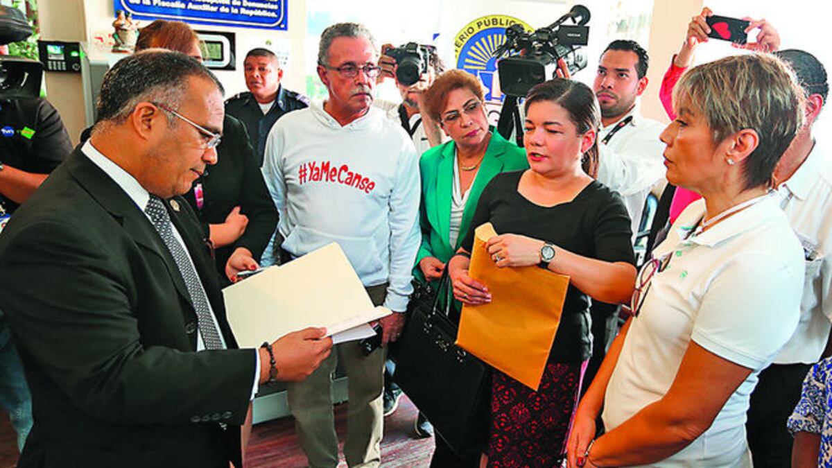 Rolando Rodríguez C., secretario general del MP, recibió a los activistas de la sociedad civil.