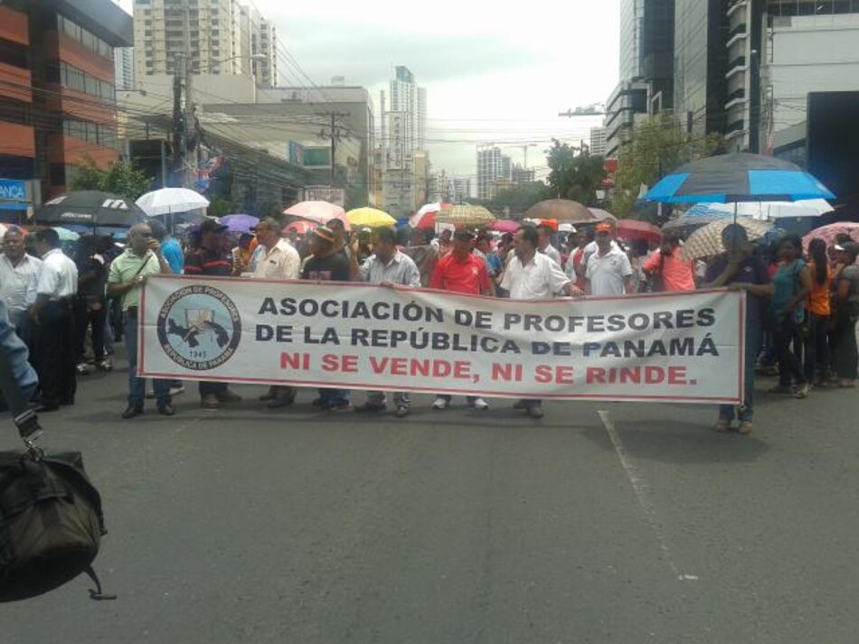 Docentes retoman acciones de protesta; cierran cuatro paños de la Calle 50