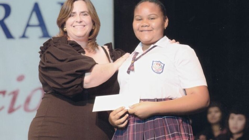 Alumnos de escuelas oficiales reciben beca Galindo, Arias & López, para estudios en el IC