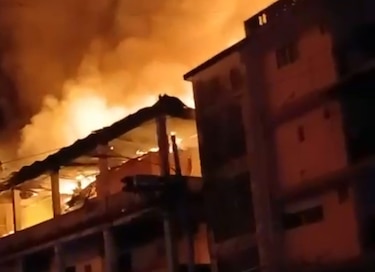 Inician investigación del incendio que consumió cuatro caserones en Colón y dejó a más de 70 personas afectadas