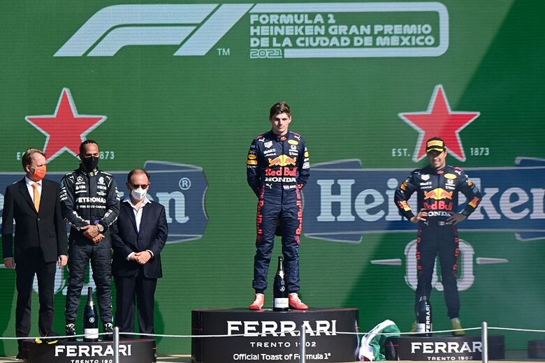 Verstappen gana con autoridad y Hamilton soporta presión de Pérez en GP de México
