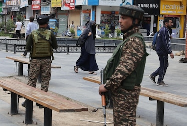 Enfrentamientos continúan por décima noche consecutiva en la frontera India-Pakistán